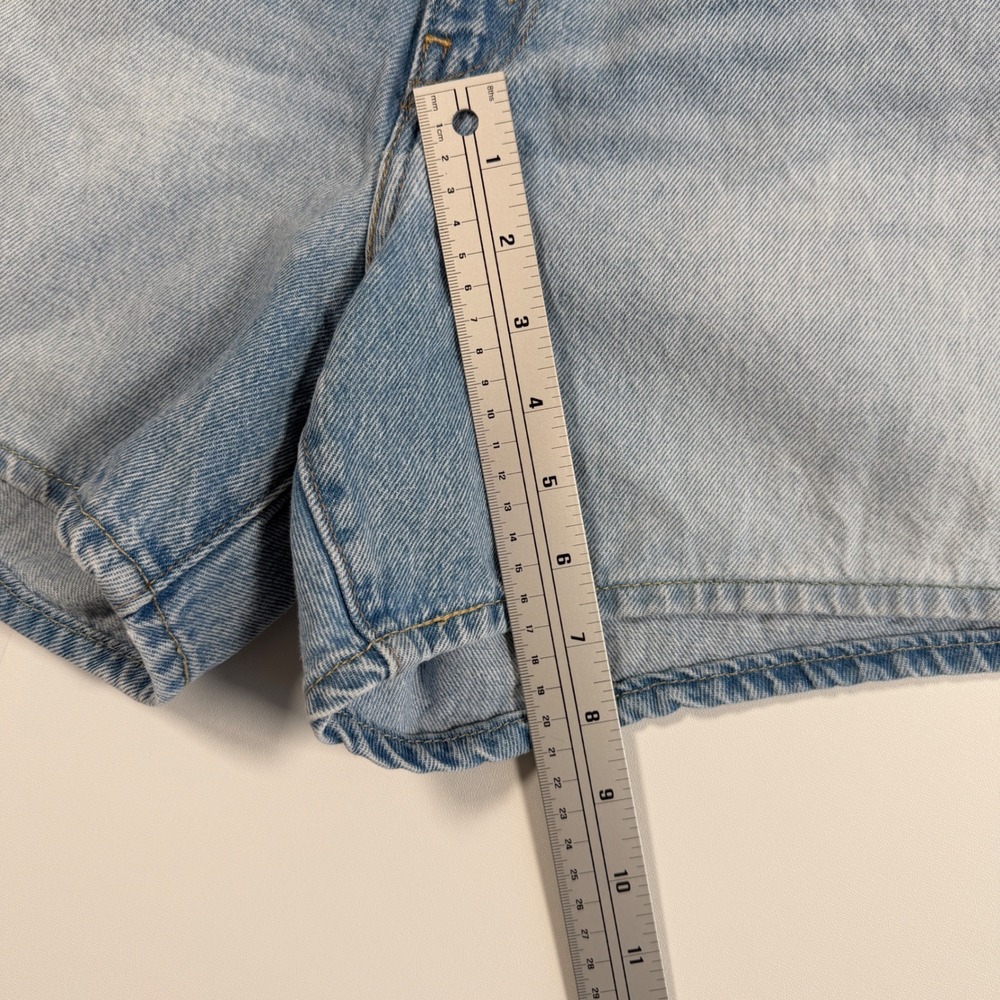 Levis Denim Shorts Womens 33 Light Blue Cinch Shorts High Rise Snap Back 003K1 - Picture 8 of 9